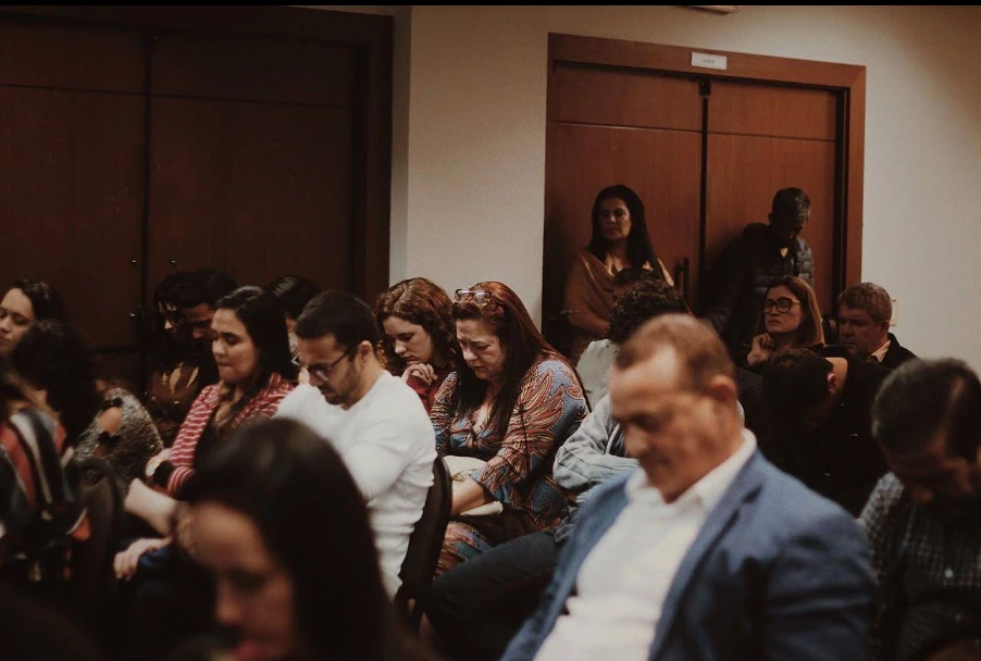 Comunidade reunida em oração e celebração na CBM